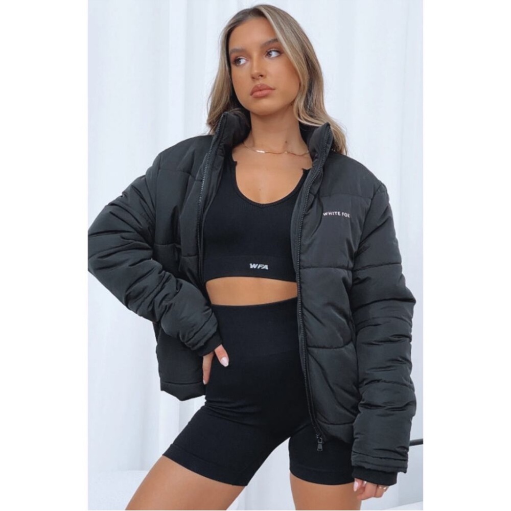 White Fox Coat Not Giving In Black Puffer Jacket Cropped zip up jacket 🩷 M/L